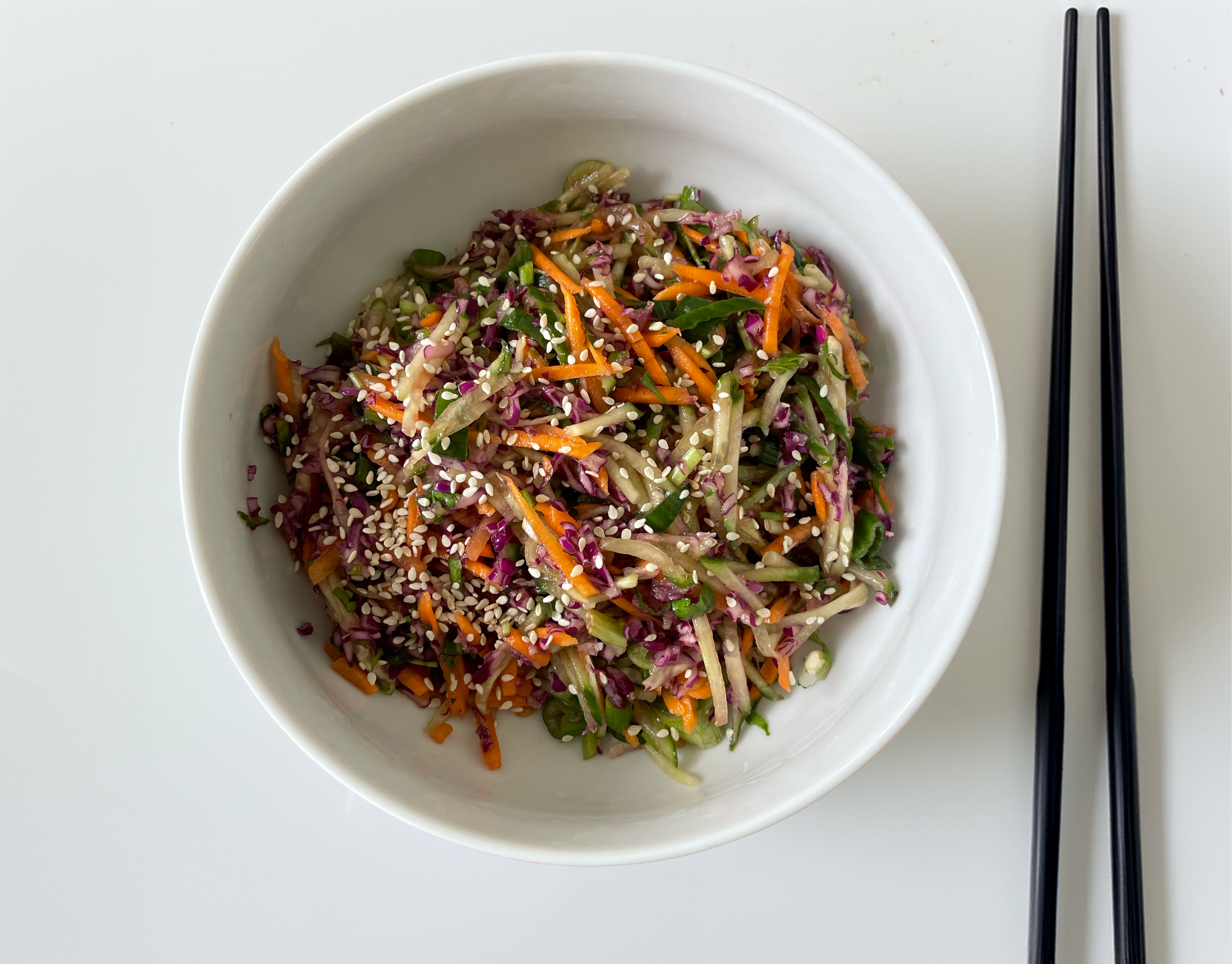 Co vznikne, když se na asijské ulici poperou okurka s mrkví a sojovkou? 🥒🥊🥕