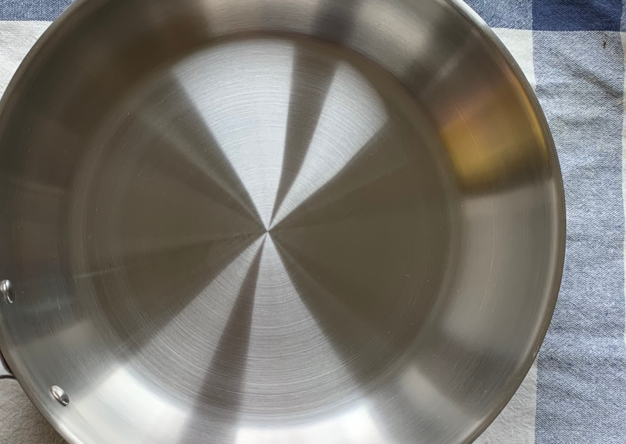 Jak si udělat z nerezové pánve nepřilnavou?