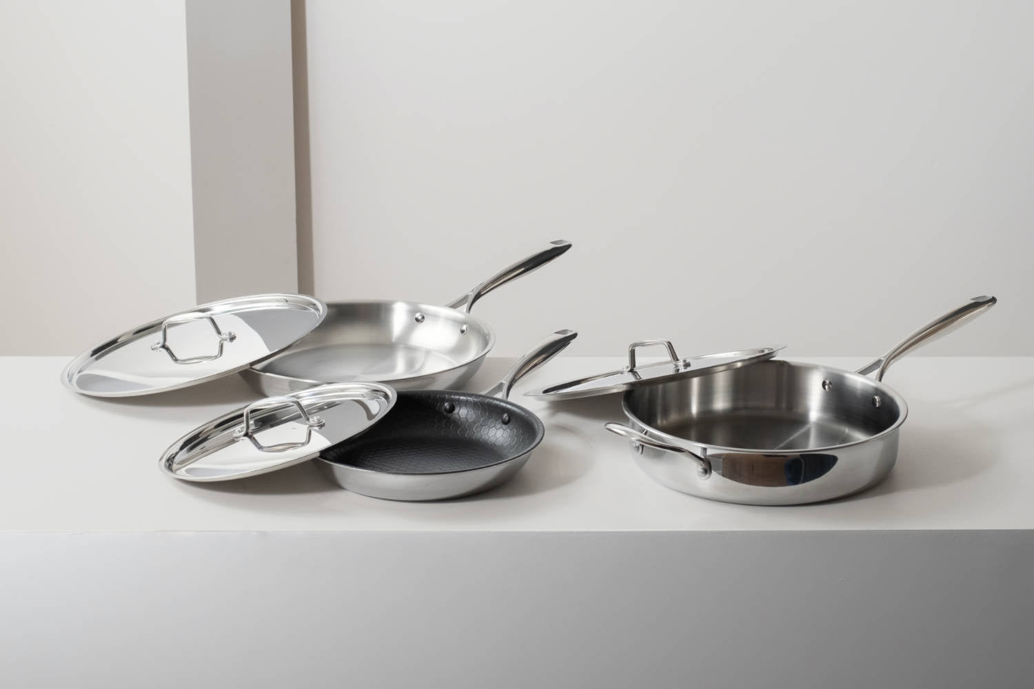 Jedna pánev je základ, dvě jsou jistota