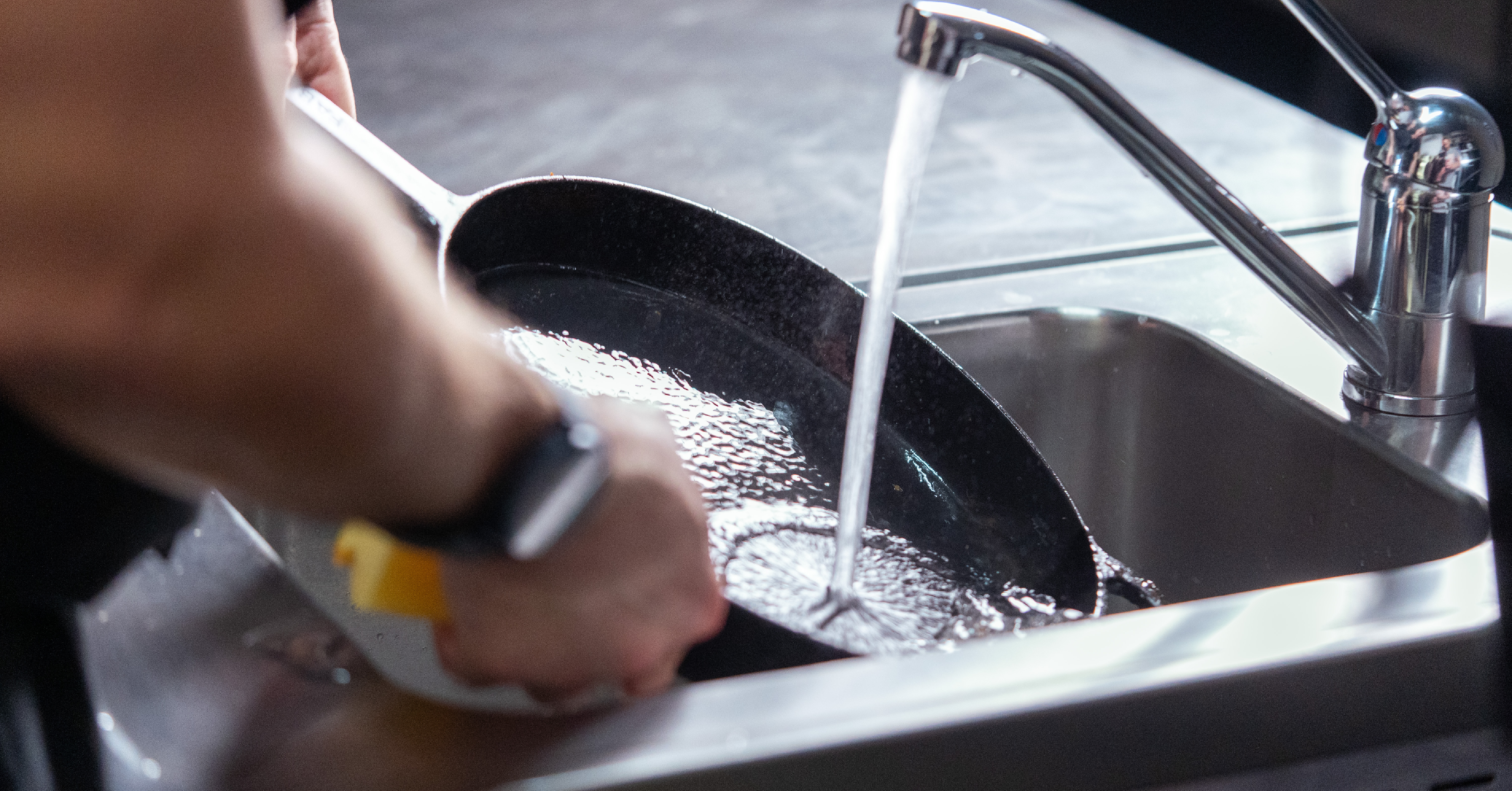 Tipy & triky: Jak udržet smaltovanou litinovou pánev ve formě, aby byla pořád jako nová?