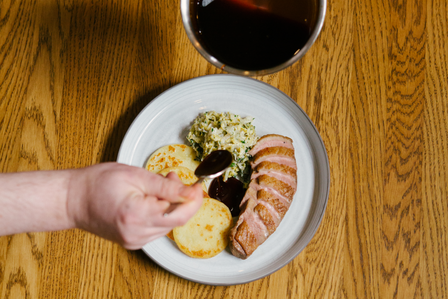 Kachní prso se škubánky a smetanovou kapustou podle šéfkuchaře Radka Davida