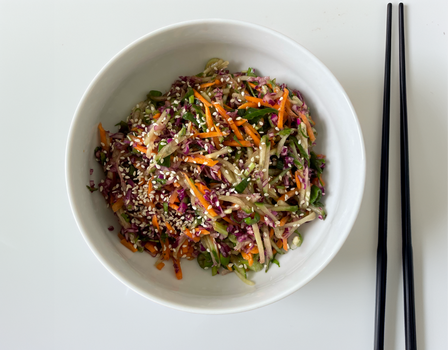 Co vznikne, když se na asijské ulici poperou okurka s mrkví a sojovkou? 🥒🥊🥕