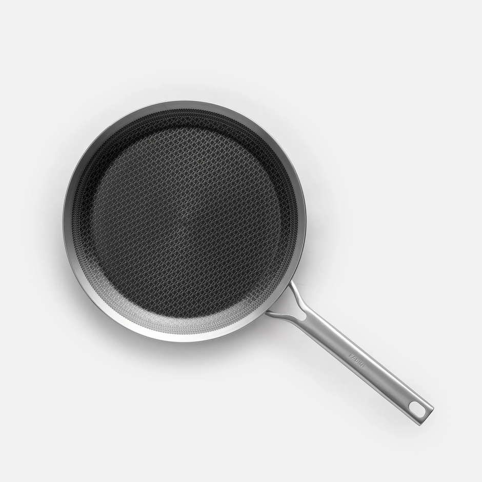 Palačinková pánev FABINI & Těhotnej kuchař 2.0, ø 28 cm - Nerezová pánev s hybridním keramickým povrchem z vícevrstvé nerezové oceli