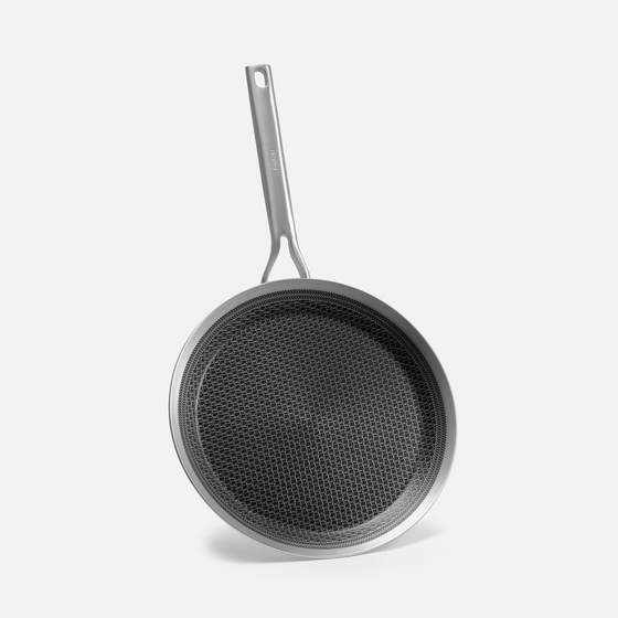 Palačinková pánev FABINI & Těhotnej kuchař 2.0, ø 28 cm - Nerezová pánev s hybridním keramickým povrchem z vícevrstvé nerezové oceli