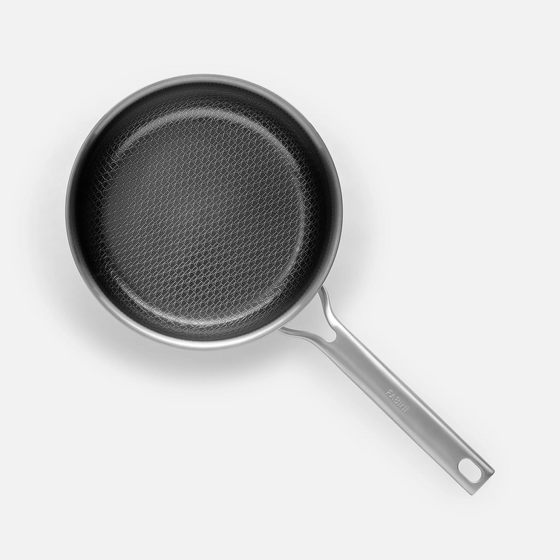 Rendlík FABINI & Těhotnej kuchař 2.0, ø 20 cm (3 l) - Nerezový beznýtový rendlík s hybridním keramickým povrchem z vícevrstvé nerezové oceli s poklicí