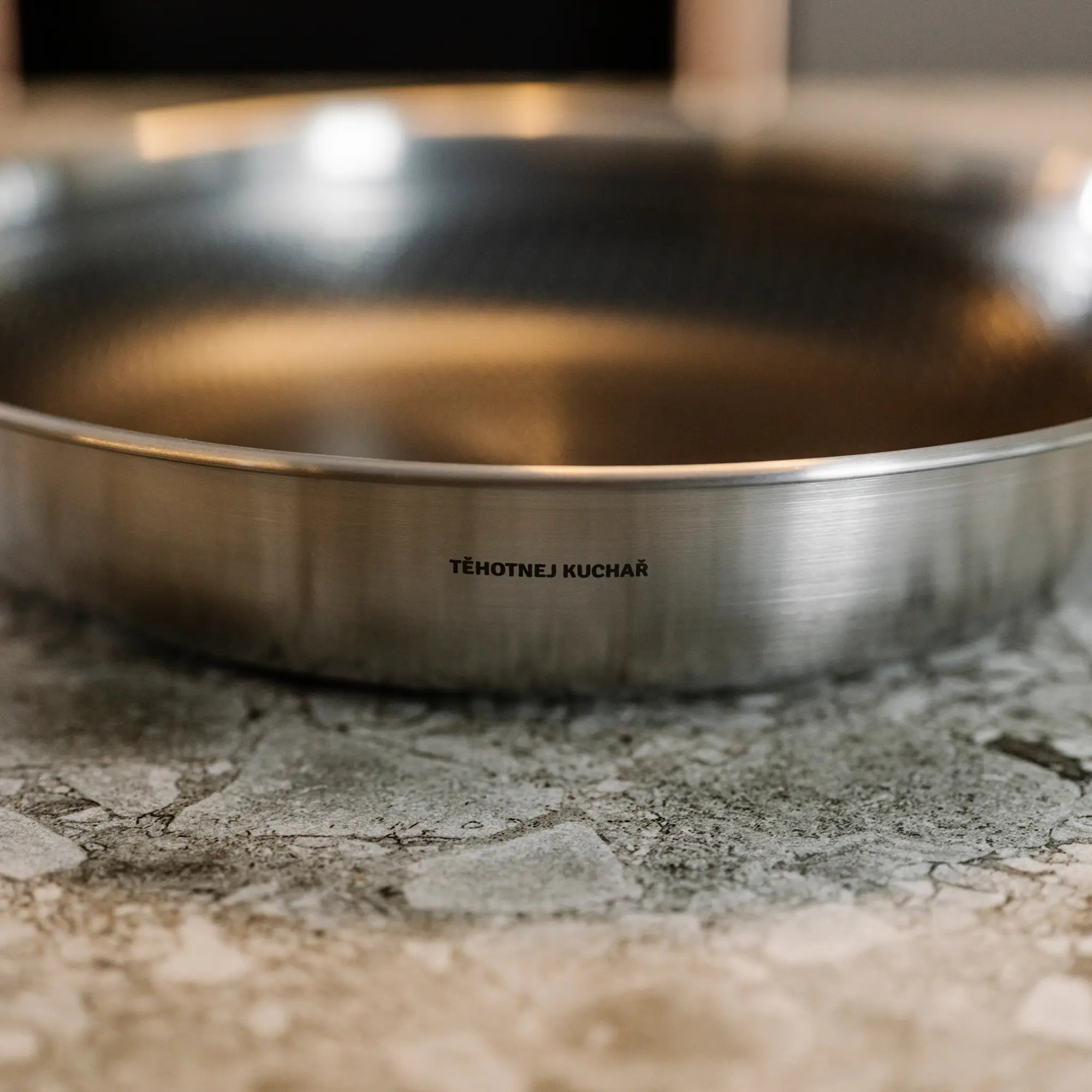 Pánev FABINI & Těhotnej kuchař, ø 26 cm - Nerezová beznýtová pánev s hybridním povrchem z vícevrstvé nerezové oceli bez poklice