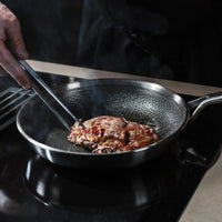 Pánev FABINI & Těhotnej kuchař, ø 26 cm - Nerezová beznýtová pánev s hybridním povrchem z vícevrstvé nerezové oceli bez poklice