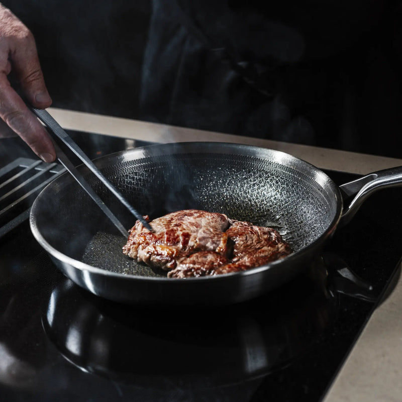 Pánev FABINI & Těhotnej kuchař, ø 26 cm - Nerezová beznýtová pánev s hybridním povrchem z vícevrstvé nerezové oceli bez poklice