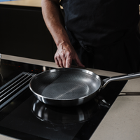 Pánev FABINI & Těhotnej kuchař, ø 26 cm - Nerezová beznýtová pánev s hybridním povrchem z vícevrstvé nerezové oceli bez poklice