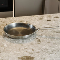 Pánev FABINI & Těhotnej kuchař, ø 30 cm - Nerezová beznýtová pánev s hybridním povrchem z vícevrstvé nerezové oceli bez poklice