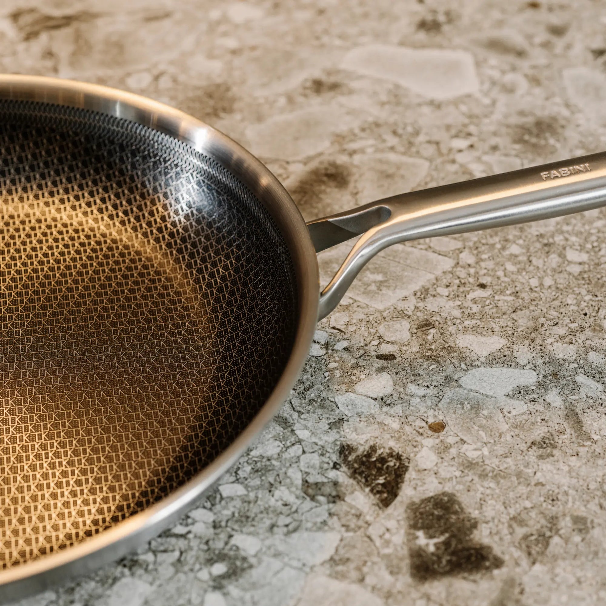 Pánev FABINI & Těhotnej kuchař, ø 30 cm - Nerezová beznýtová pánev s hybridním povrchem z vícevrstvé nerezové oceli bez poklice