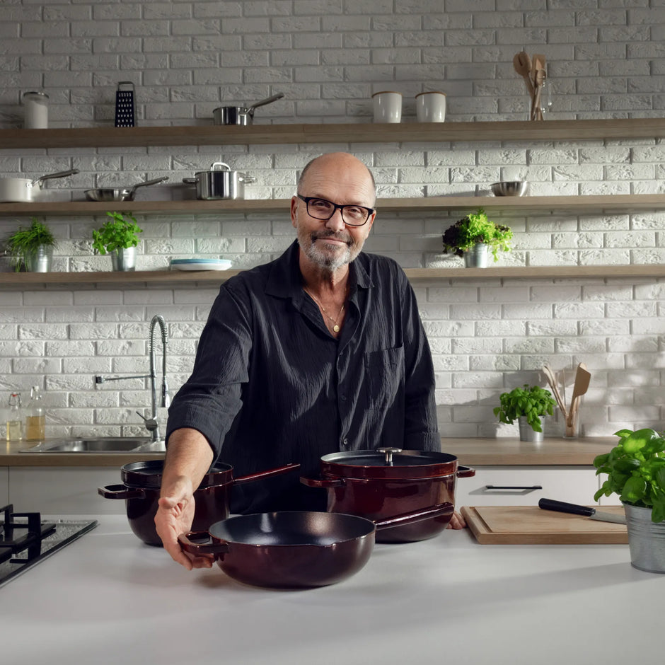 Kastrol FABINI & Pohlreich, ø 26 cm (5,2 l) - Smaltovaný litinový kastrol s nahřívací poklicí, vínově červený