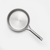 Hluboká pánev FABINI & Pohlreich 2.0, ø 24 cm (2,5 l) - Nerezová beznýtová hluboká pánev z vícevrstvé nerezové oceli s poklicí