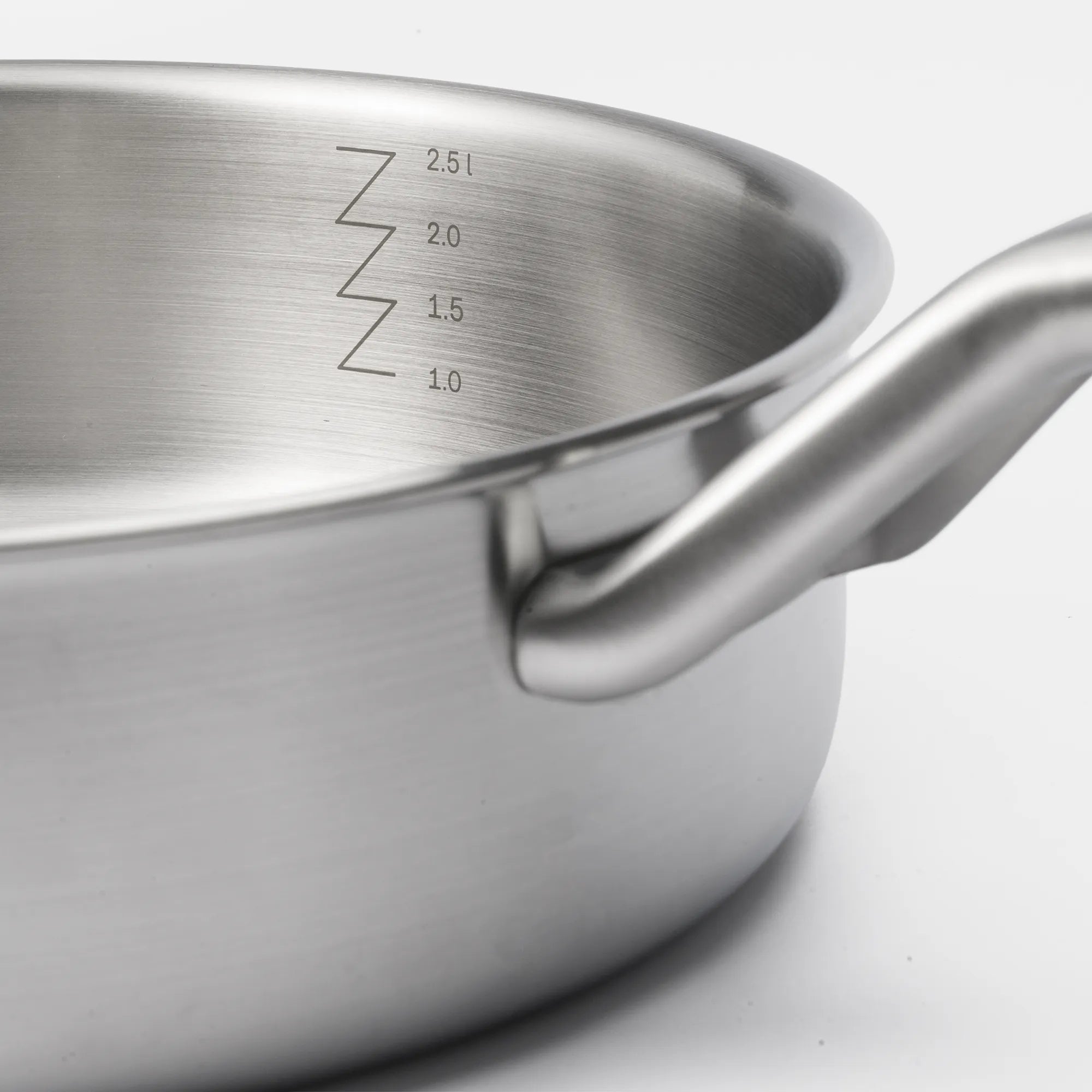 Hluboká pánev FABINI & Pohlreich 2.0, ø 24 cm (2,5 l) - Nerezová beznýtová hluboká pánev z vícevrstvé nerezové oceli s poklicí