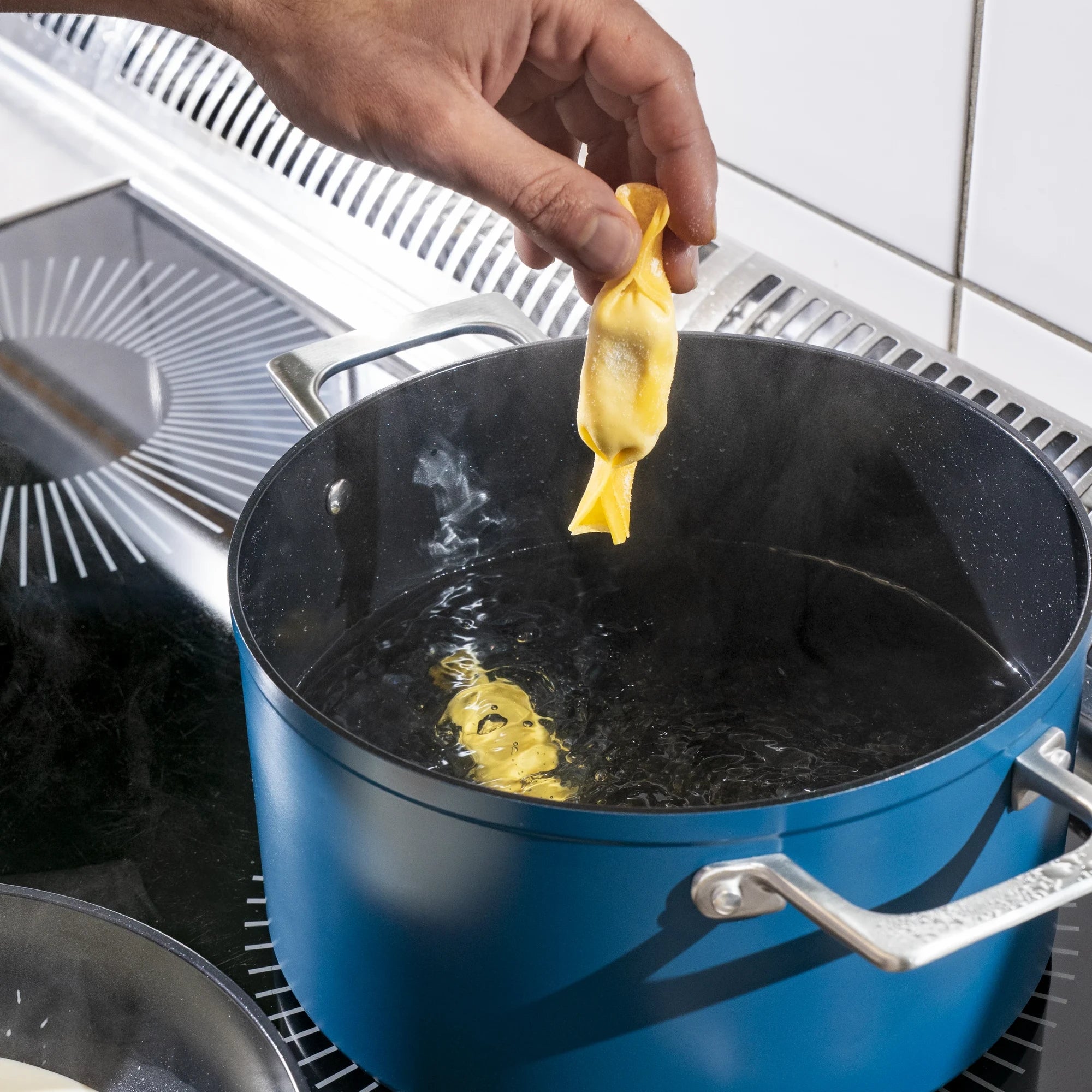 Hrnec Meda 4.0, ø 20 cm (2,4 l) - Nepřilnavý hrnec s keramickým povrchem s poklicí, modrý / 2. jakost