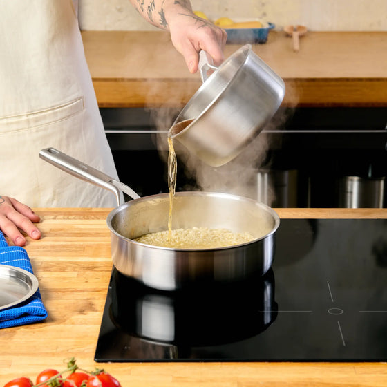 Hluboká pánev Lucca 3.0, ø 24 cm (2,5 l) - Nerezová beznýtová pánev z vícevrstvé nerezové oceli s poklicí