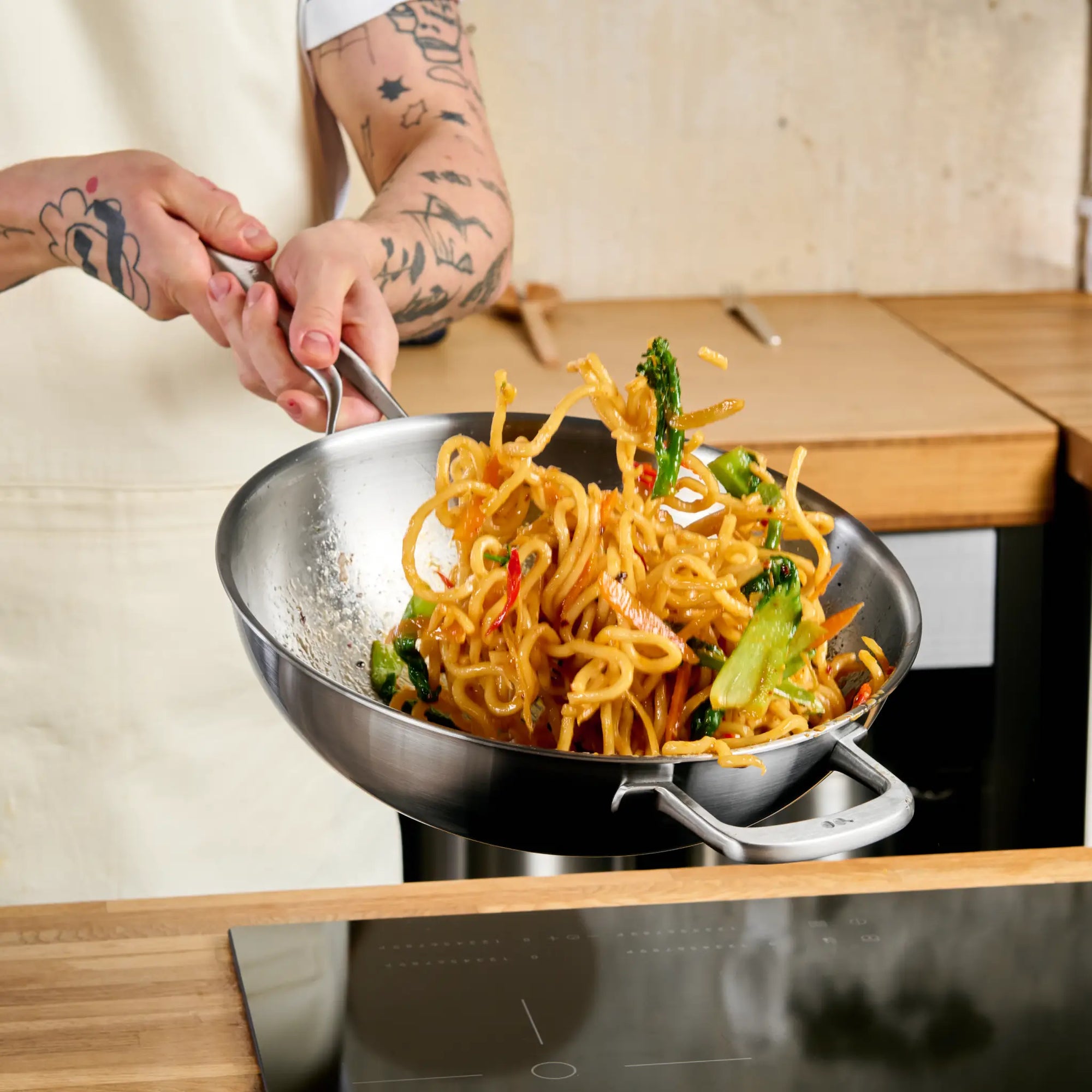 Wok pánev Lucca 3.0, ø 30 cm - Nerezová beznýtová pánev z vícevrstvé nerezové oceli s poklicí