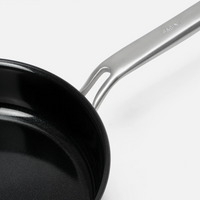 Hluboká pánev Lucca 4.0 Pro, ø 24 cm (2,5 l) - Nepřilnavá nerezová beznýtová pánev z vícevrstvé nerezové oceli s keramickým povrchem s poklicí