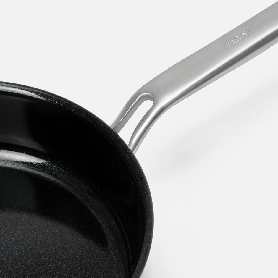 Hluboká pánev Lucca 4.0 Pro, ø 24 cm (2,5 l) - Nepřilnavá nerezová beznýtová pánev z vícevrstvé nerezové oceli s keramickým povrchem s poklicí