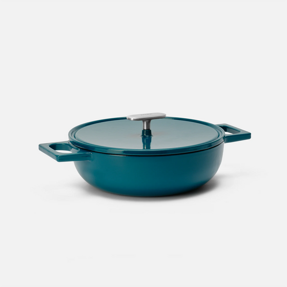 Tegame pánev Mattia 3.0, ø 26 cm - Smaltovaná litinová pánev s poklicí, lesklá modrozelená