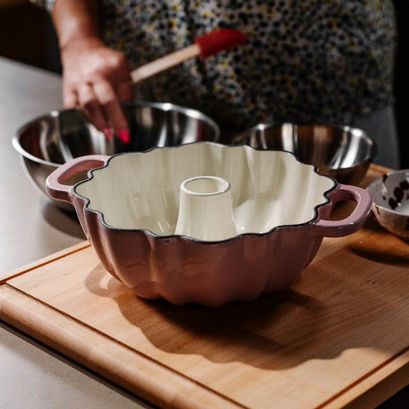 Forma na bábovku FABINI & Mirka van Gils, (3 l) - Smaltovaná litinová forma na bábovku, žlutá