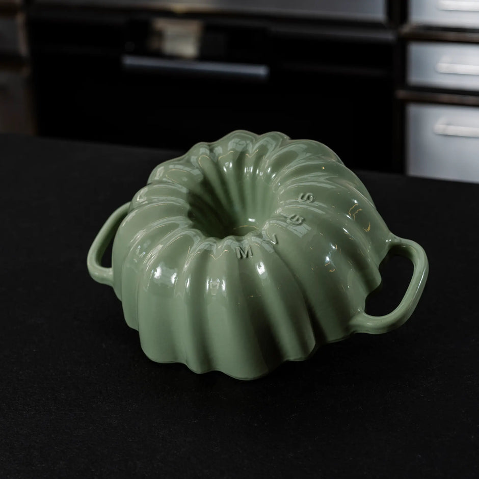 Forma na bábovku FABINI & Mirka van Gils, (3 l) - Smaltovaná litinová forma na bábovku, pastelově zelená