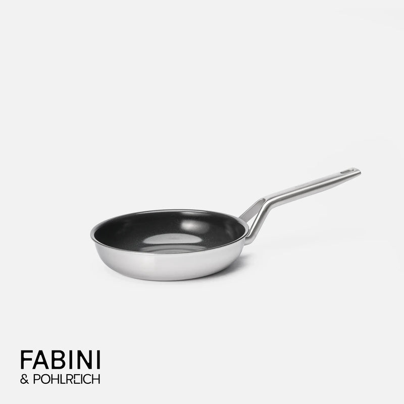 Pánev FABINI & Pohlreich 2.0, ø 20 cm - Nepřilnavá nerezová beznýtová pánev z vícevrstvé nerezové oceli bez poklice