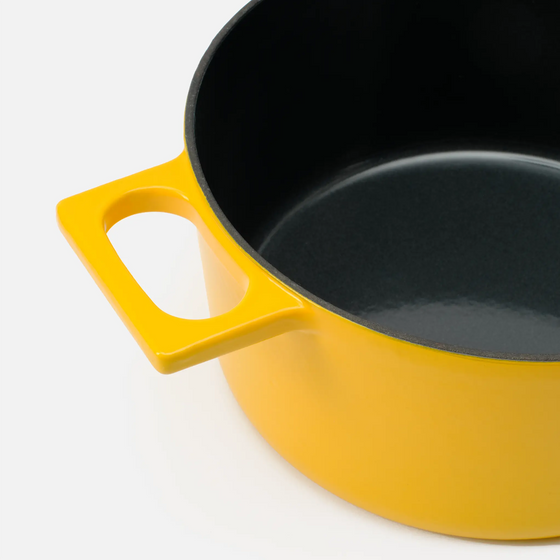 Kastrol FABINI & Šimon Kán, ø 26 cm (5,5 l) - Smaltovaný litinový kastrol s poklicí, žlutý