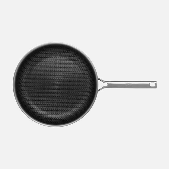 Pánev FABINI & Těhotnej kuchař 2.0, ø 30 cm - Nerezová beznýtová pánev s hybridním keramickým povrchem z vícevrstvé nerezové oceli bez poklice