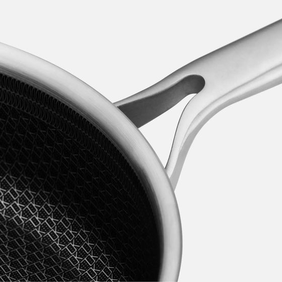 Hluboká pánev FABINI & Těhotnej kuchař 2.0, ø 24 cm (2,5 l) - Nerezová beznýtová pánev s hybridním keramickým povrchem z vícevrstvé nerezové oceli s poklicí