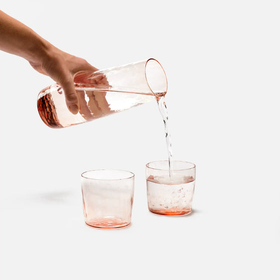 Skleněná karafa z foukaného skla FABINI & Tomáš Kučera 1 000 ml, světle růžová