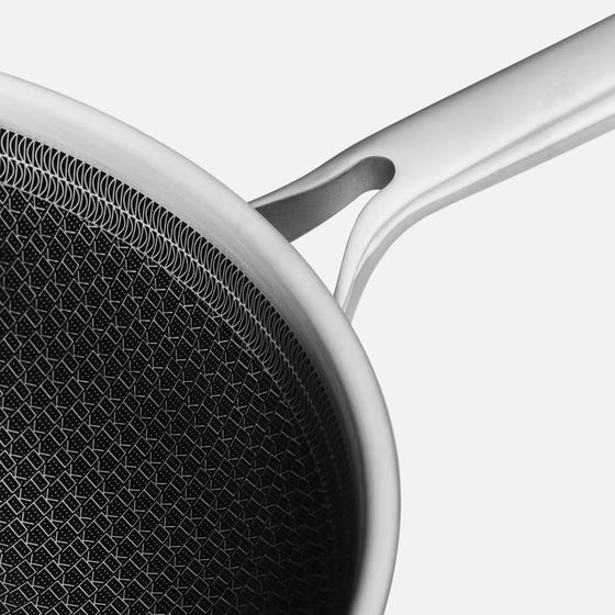 Wok pánev FABINI & Těhotnej kuchař 2.0, ø 30 cm - Nerezová beznýtová pánev s hybridním keramickým povrchem z vícevrstvé nerezové oceli s poklicí