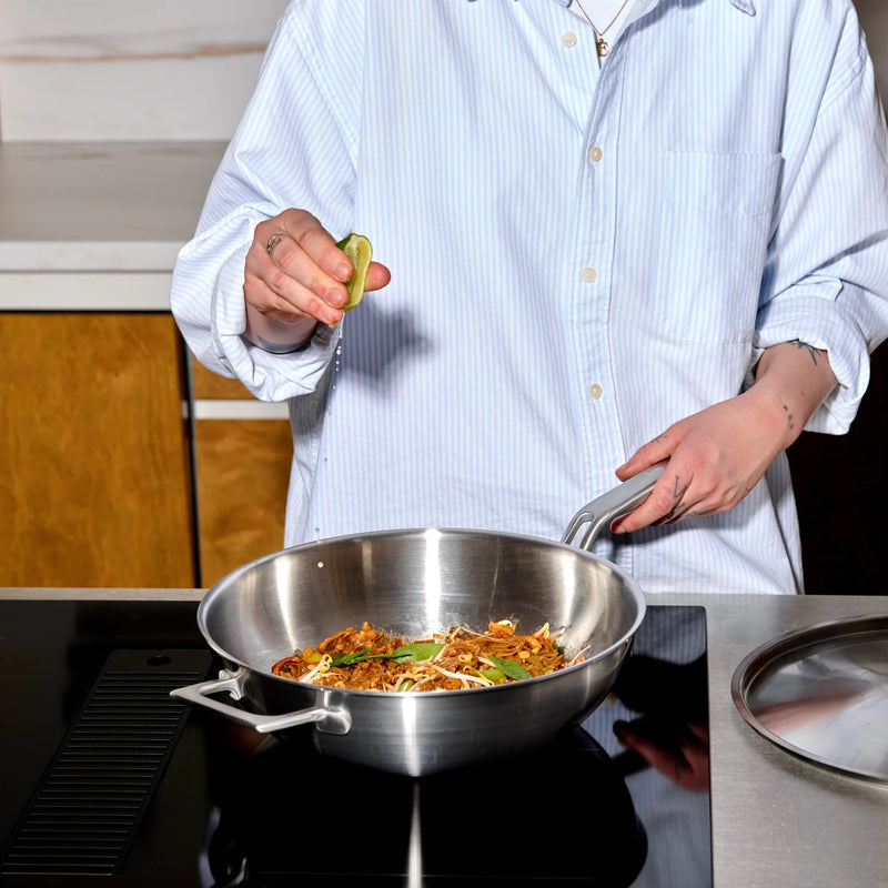 Wok pánev Lucca 4.0 Pro, ø 26 cm - Nerezová beznýtová pánev z vícevrstvé nerezové oceli s poklicí