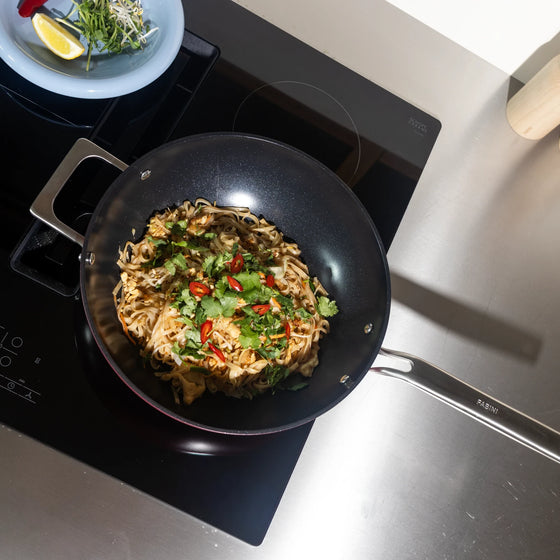 Wok pánev Meda 4.0, ø 28 cm - Nepřilnavá pánev s keramickým povrchem s poklicí, vínová