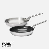 Sada pánví FABINI & Pohlreich 2.0, ø 26 cm, 2 díly - Nerezová beznýtová pánev z vícevrstvé nerezové oceli + nepřilnavá nerezová beznýtová pánev s keramickým povrchem z vícevrstvé nerezové oceli
