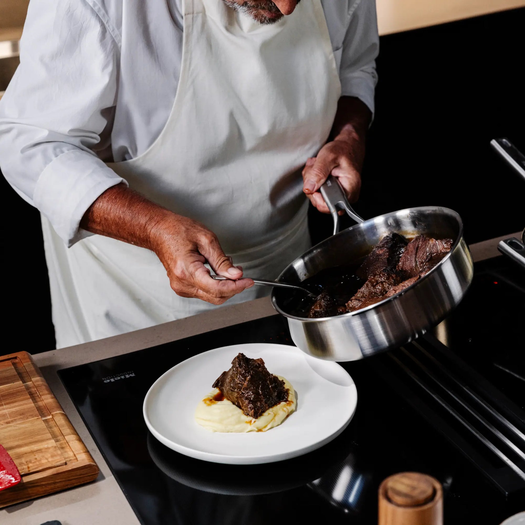 Hluboká pánev FABINI & Pohlreich, ø 24 cm (2,5 l) - Nerezová beznýtová hluboká pánev z pětivrstvé nerezové oceli s poklicí