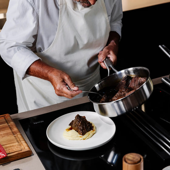 Hluboká pánev FABINI & Pohlreich, ø 24 cm (2,5 l) - Nerezová beznýtová hluboká pánev z pětivrstvé nerezové oceli s poklicí