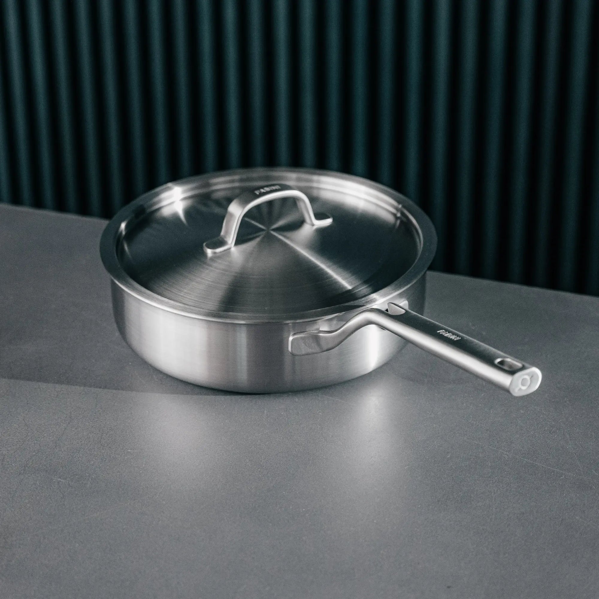 Hluboká pánev FABINI & Pohlreich, ø 24 cm (2,5 l) - Nerezová beznýtová hluboká pánev z pětivrstvé nerezové oceli s poklicí