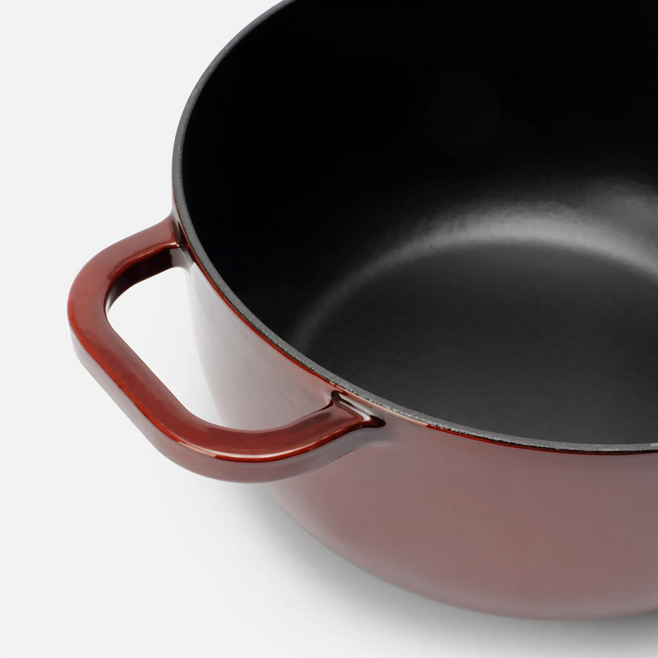 Kastrol FABINI & Pohlreich, ø 26 cm (5,2 l) - Smaltovaný litinový kastrol s nahřívací poklicí, vínově červený