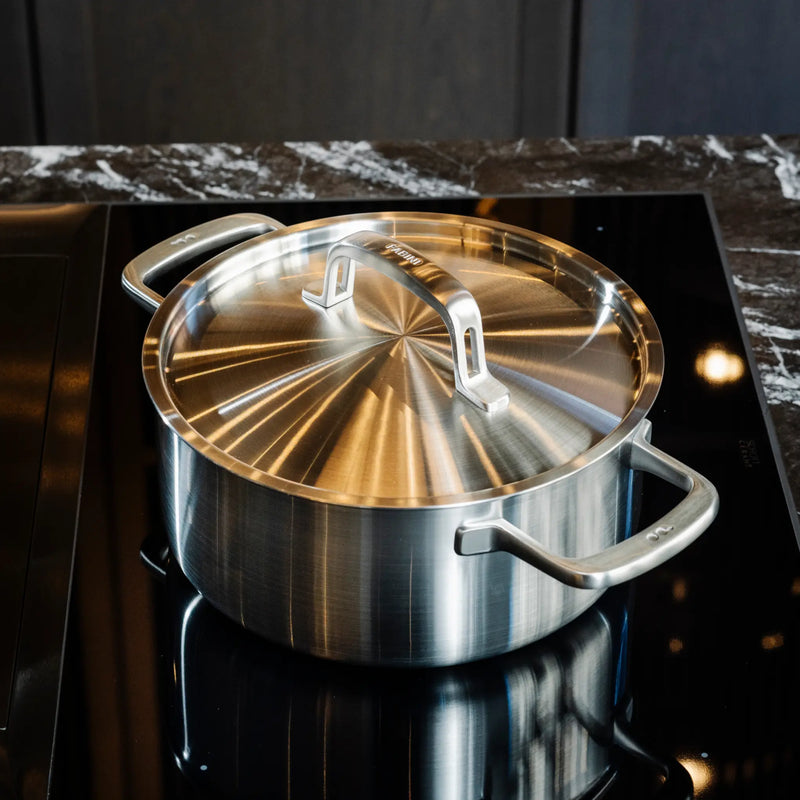 Nízký kastrol FABINI & Pohlreich, ø 24 cm (4 l) - Nerezový beznýtový kastrol z pětivrstvé nerezové oceli s poklicí