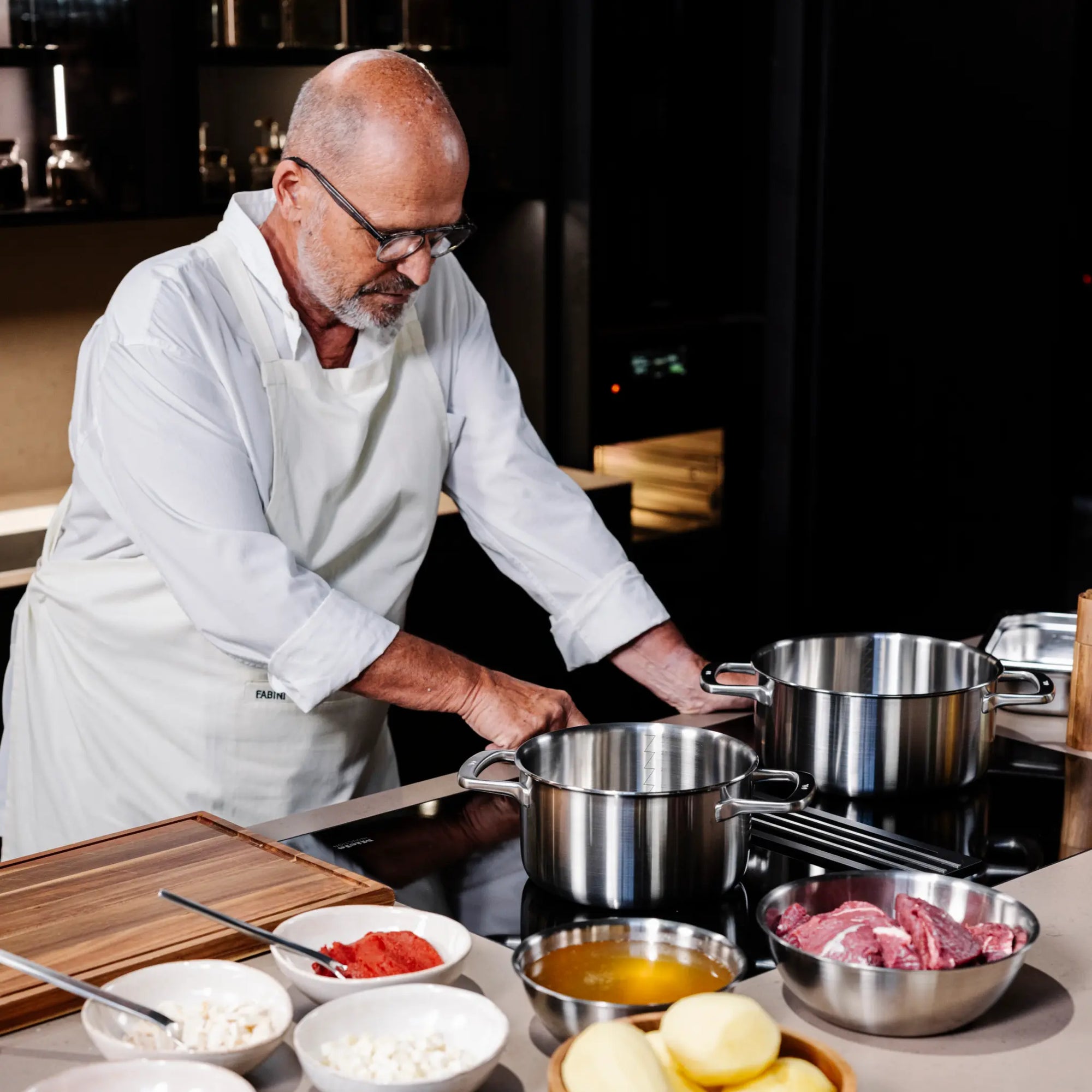 Nízký kastrol FABINI & Pohlreich, ø 24 cm (4 l) - Nerezový beznýtový kastrol z pětivrstvé nerezové oceli s poklicí