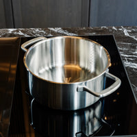 Nízký kastrol FABINI & Pohlreich, ø 24 cm (4 l) - Nerezový beznýtový kastrol z pětivrstvé nerezové oceli s poklicí