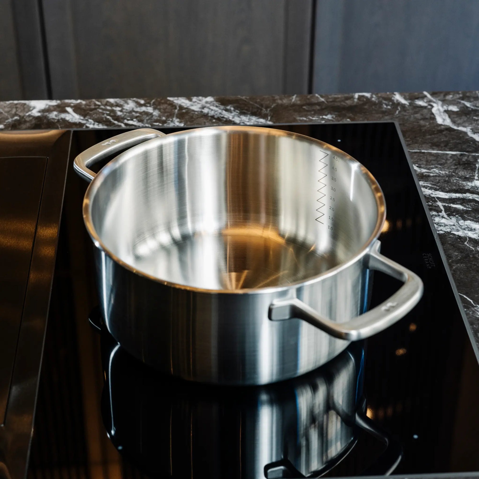 Nízký kastrol FABINI & Pohlreich, ø 24 cm (4 l) - Nerezový beznýtový kastrol z pětivrstvé nerezové oceli s poklicí