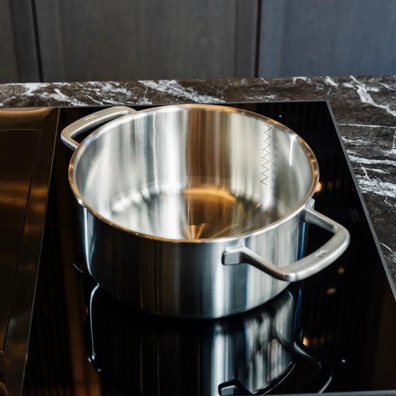 Nízký kastrol FABINI & Pohlreich, ø 24 cm (4 l) - Nerezový beznýtový kastrol z pětivrstvé nerezové oceli s poklicí