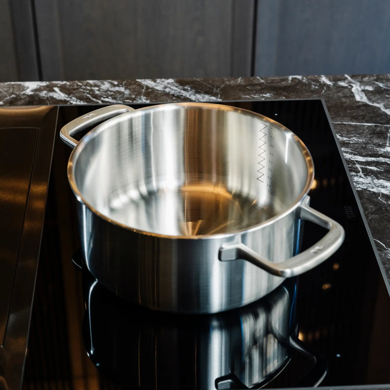 Nízký kastrol FABINI & Pohlreich, ø 24 cm (4 l) - Nerezový beznýtový kastrol z pětivrstvé nerezové oceli s poklicí