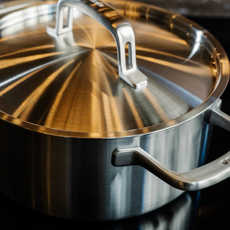 Nízký kastrol FABINI & Pohlreich, ø 24 cm (4 l) - Nerezový beznýtový kastrol z pětivrstvé nerezové oceli s poklicí