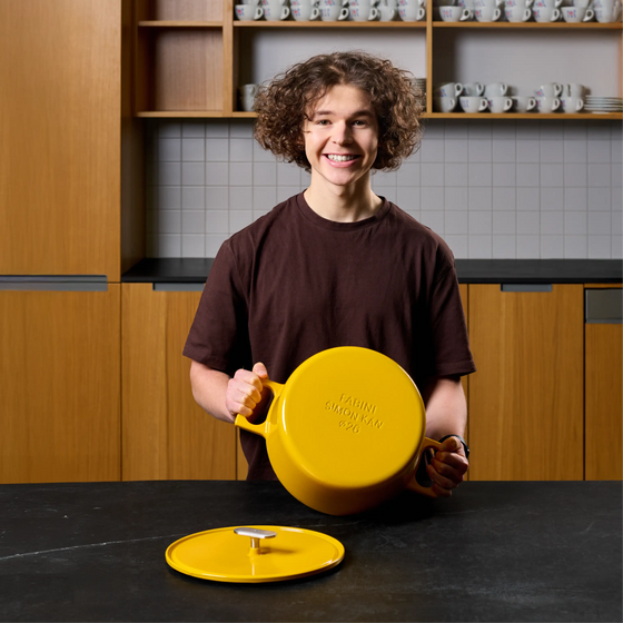 Kastrol FABINI & Šimon Kán, ø 26 cm (5,5 l) - Smaltovaný litinový kastrol s poklicí, žlutý