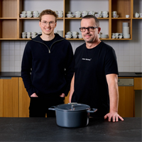 Kastrol FABINI & Těhotnej kuchař, ø 26 cm (5,5 l) - Smaltovaný litinový kastrol s poklicí, šedý