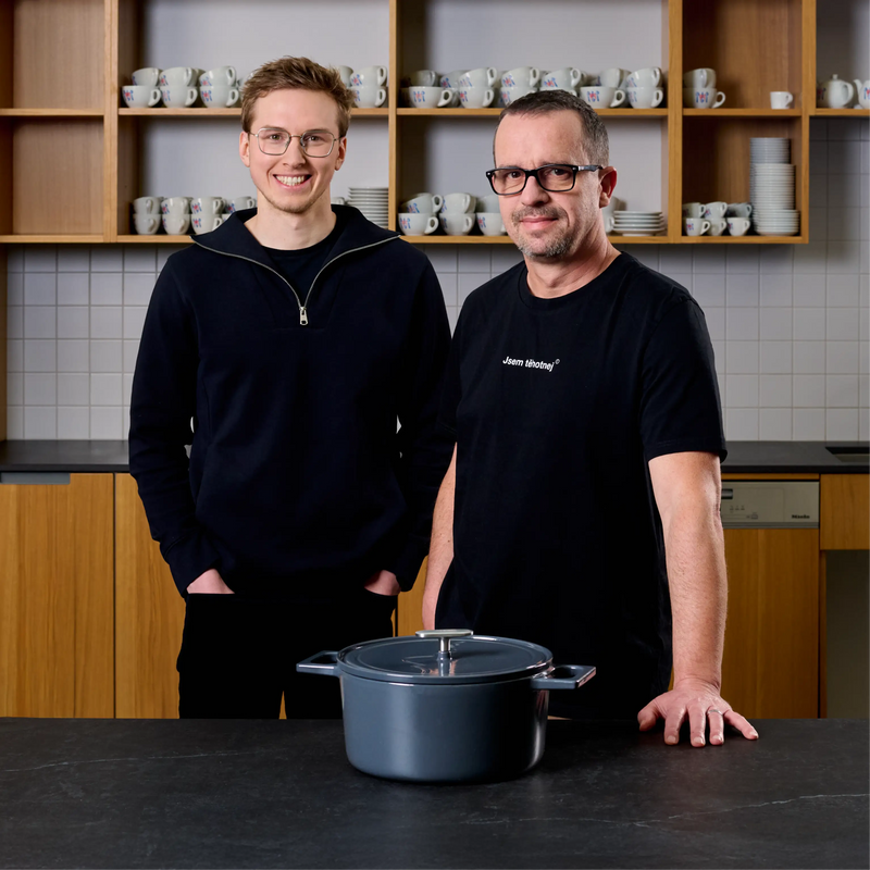 Kastrol FABINI & Těhotnej kuchař, ø 26 cm (5,5 l) - Smaltovaný litinový kastrol s poklicí, šedý