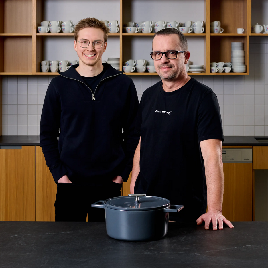 Kastrol FABINI & Těhotnej kuchař, ø 26 cm (5,5 l) - Smaltovaný litinový kastrol s poklicí, šedý